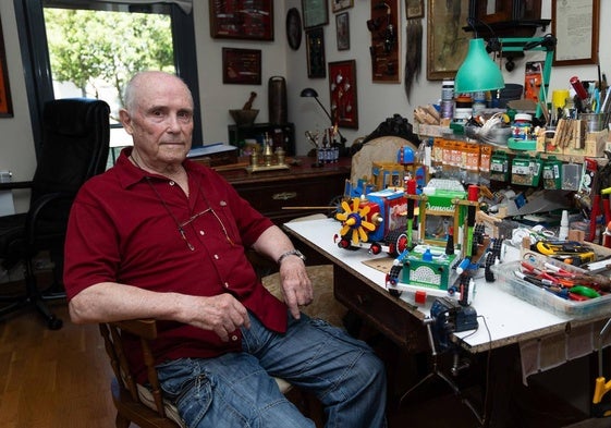 Antonio Tendero en el pequeño taller de su casa donde elabora las maquetas