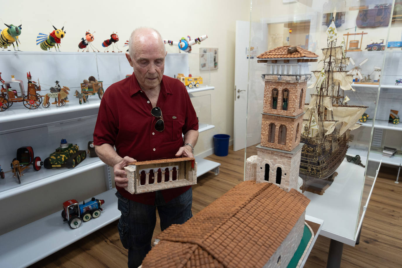 Las imágenes de una colección de 80 maquetas hechas con envases reciclados