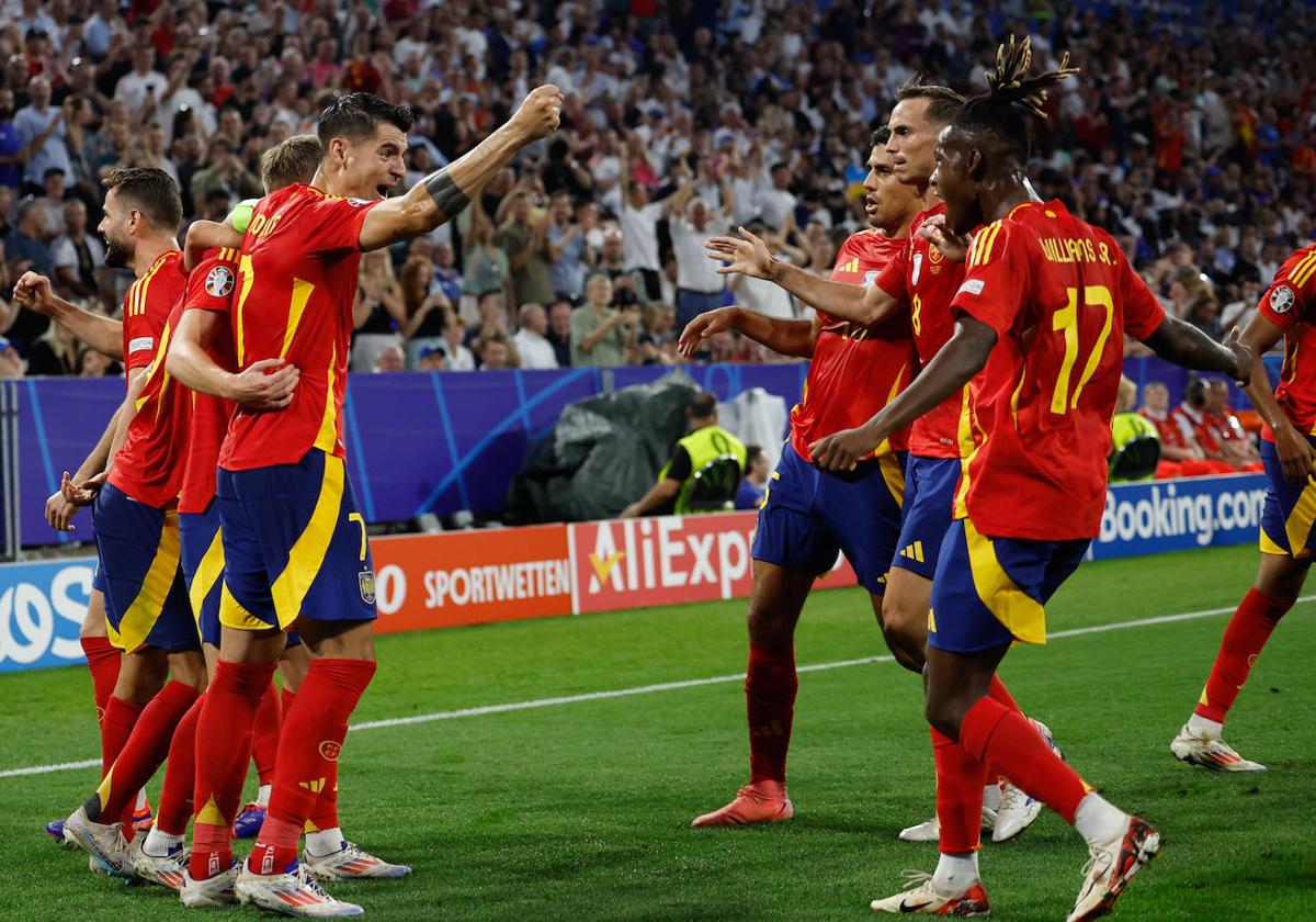 Los jugadores de la selección española celebran el segundo gol del combinado español durante el partido de semifinales de la Eurocopa de fútbol.