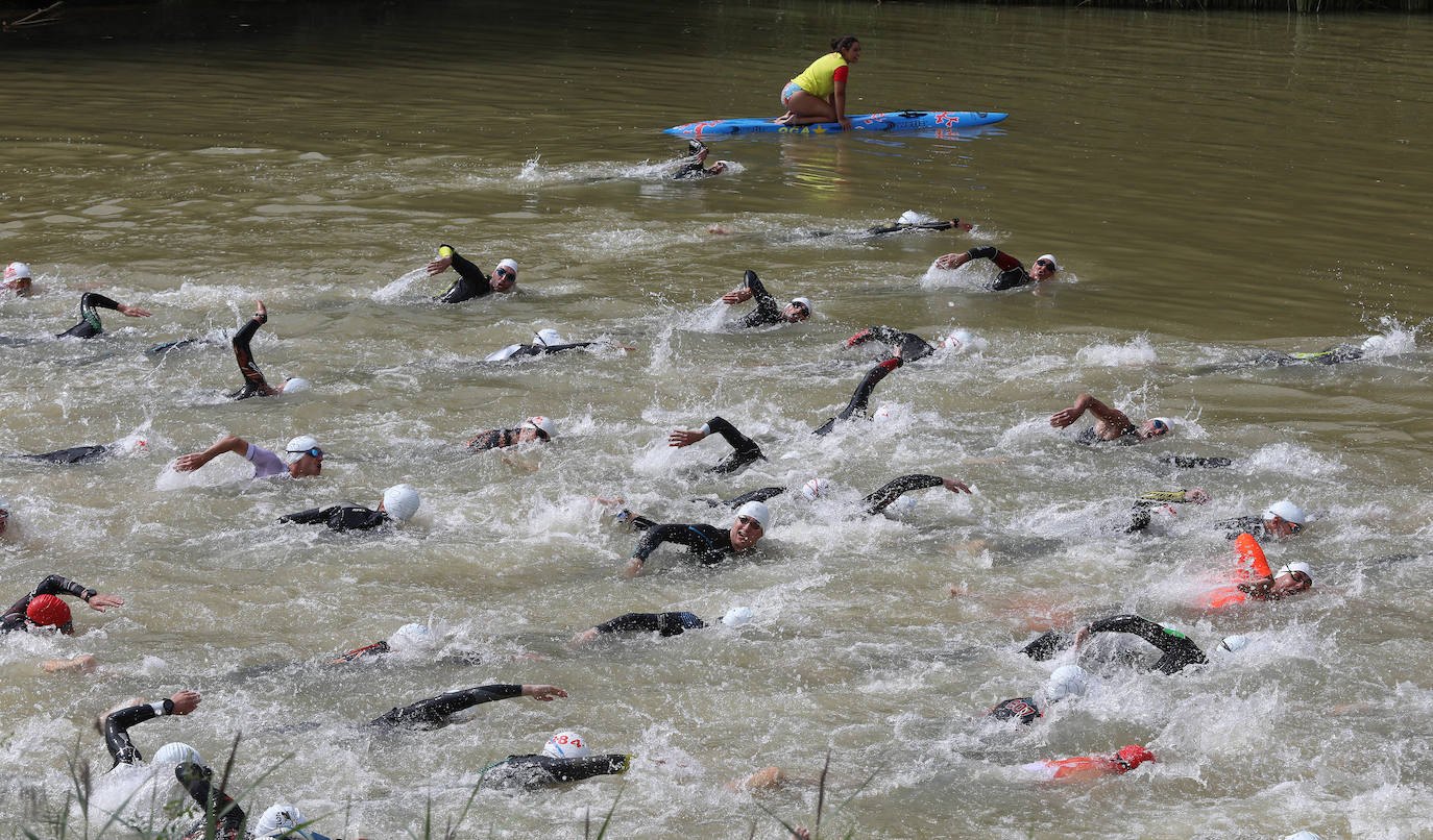 160 deportistas participan en el XXV Triatlón de Astudillo