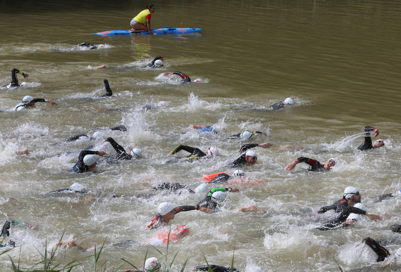 160 deportistas participan en el XXV Triatlón de Astudillo