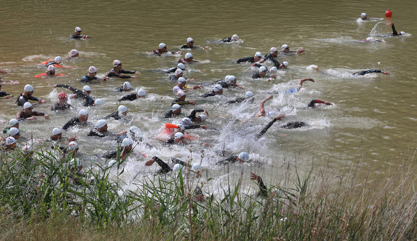 160 deportistas participan en el XXV Triatlón de Astudillo