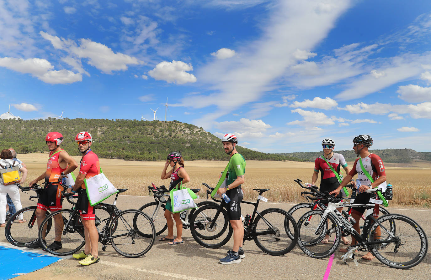 160 deportistas participan en el XXV Triatlón de Astudillo