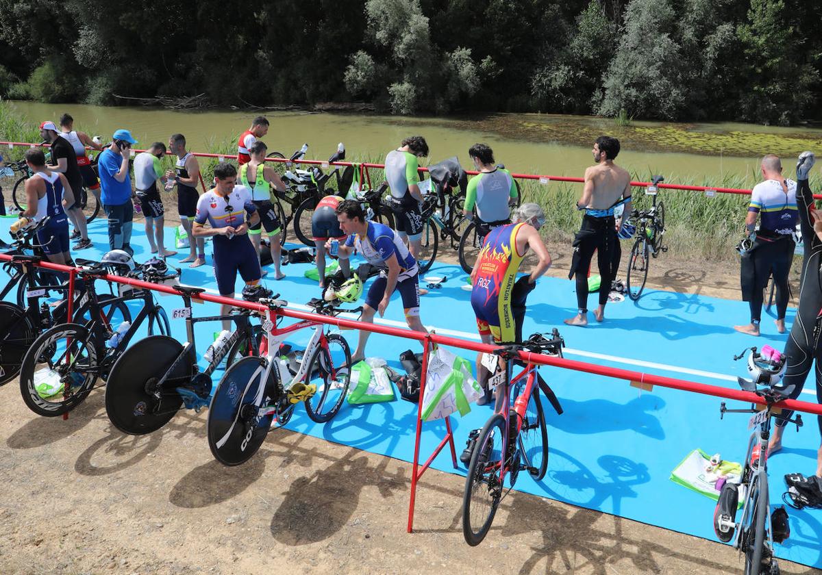 Los triatletas se preparan para el tramo de bicicleta tras salir del agua.