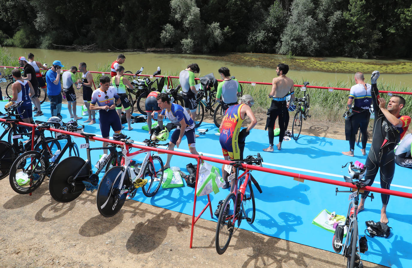 160 deportistas participan en el XXV Triatlón de Astudillo