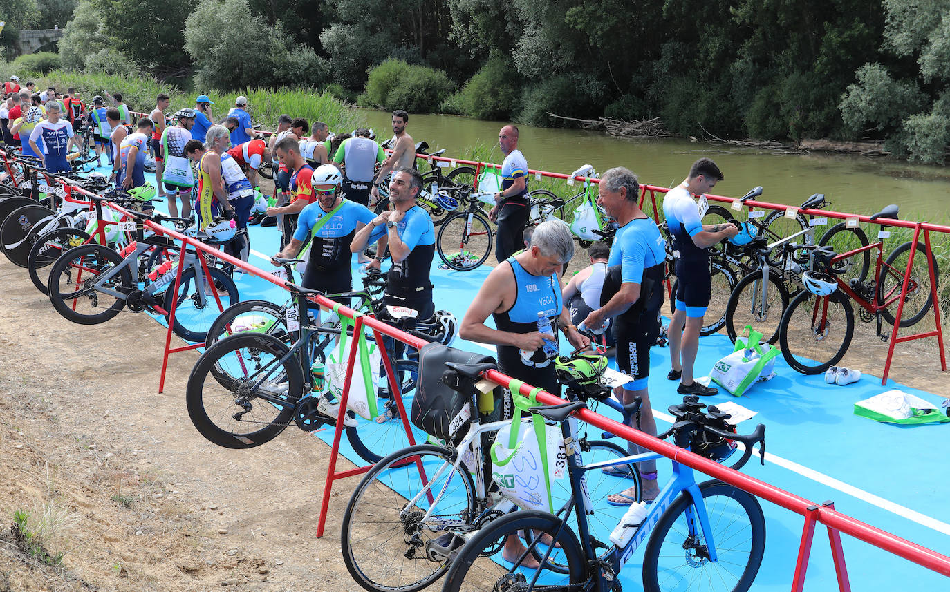 160 deportistas participan en el XXV Triatlón de Astudillo