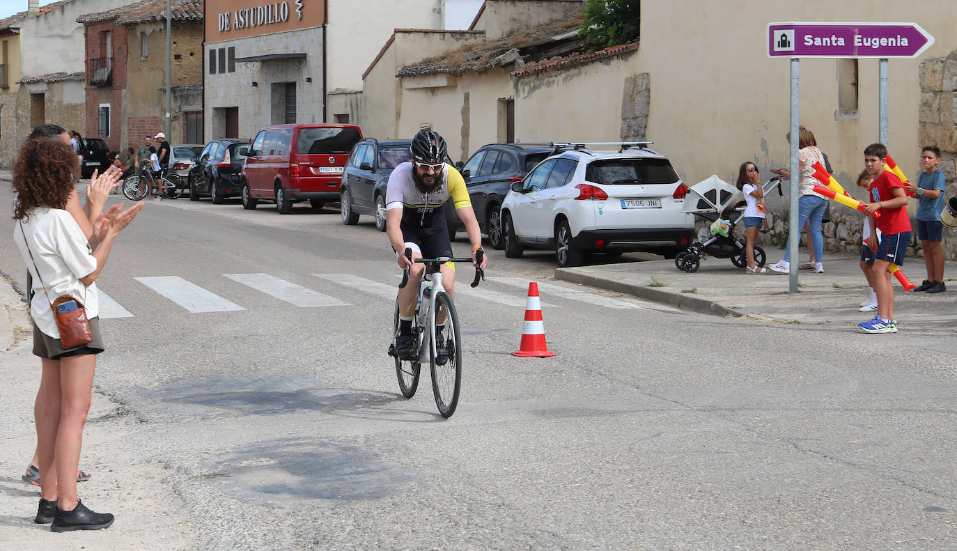 160 deportistas participan en el XXV Triatlón de Astudillo