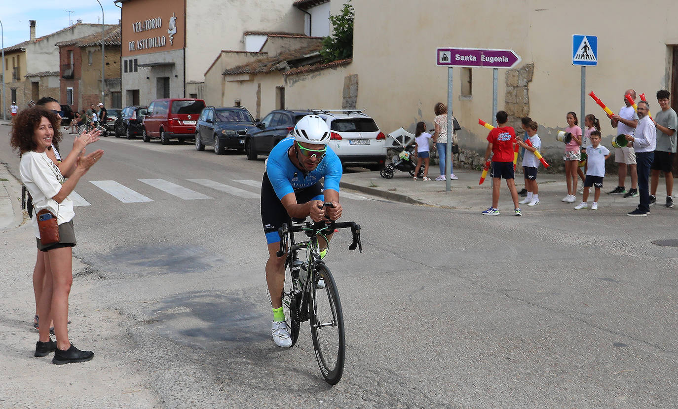 160 deportistas participan en el XXV Triatlón de Astudillo