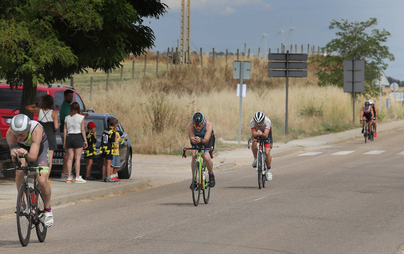 160 deportistas participan en el XXV Triatlón de Astudillo