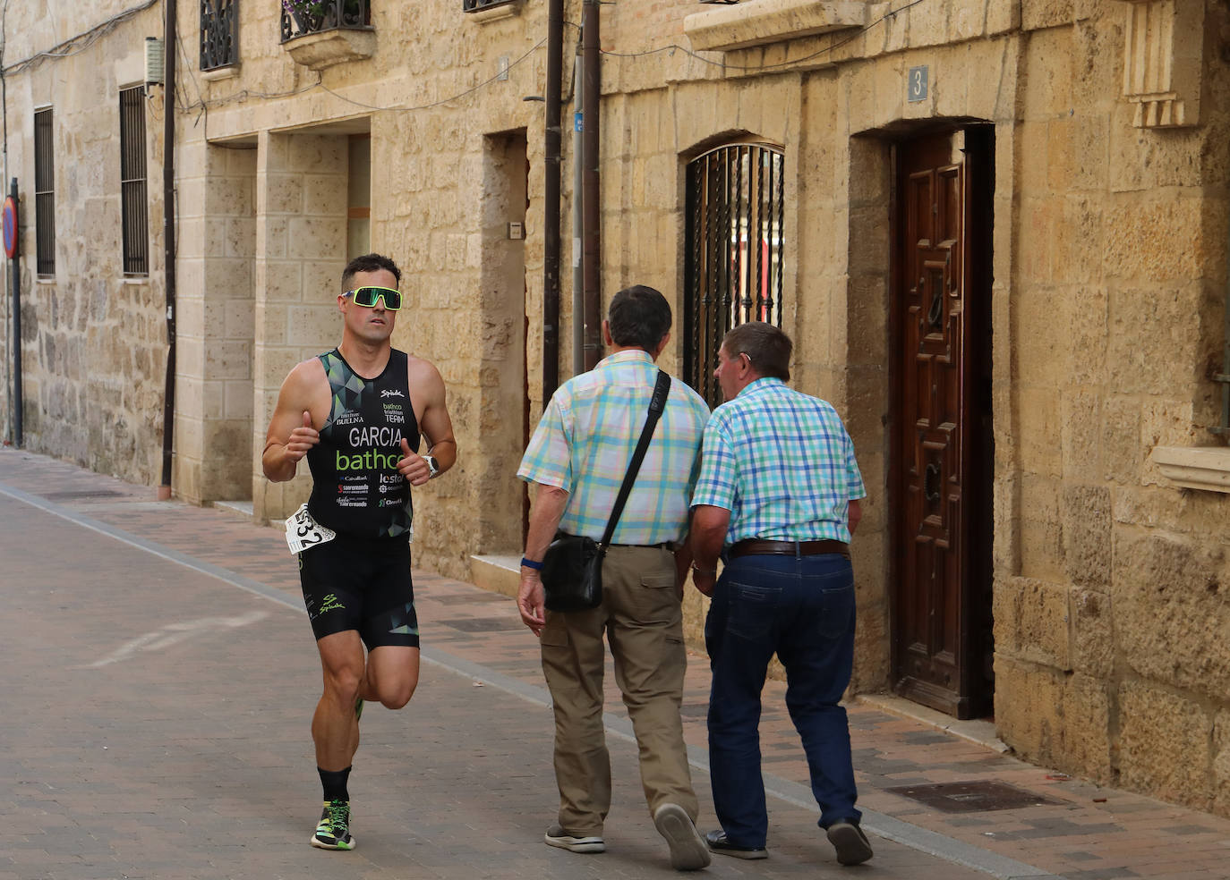 160 deportistas participan en el XXV Triatlón de Astudillo