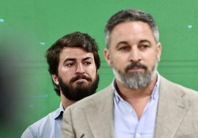 Juan García-Gallardd, tras Santiago Abascal tras conocerse los resultados de las elecciones del 23J del año pasado.