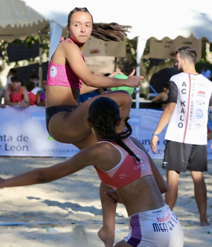 Imagen secundaria 2 - Las Moreras abre sus puertas al balonmano playa