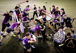 Los jugadores de jugger en Valladolid, en su terreno de entrenamiento, los campos de fútbol de La Rondilla.