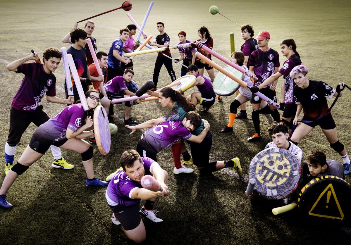 Los jugadores de jugger en Valladolid, en su terreno de entrenamiento, los campos de fútbol de La Rondilla.