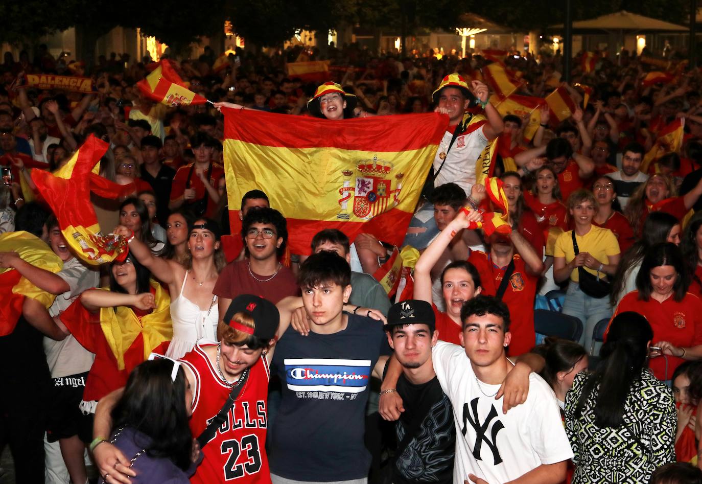 Así se celebró en la Plaza Mayor de Palencia el triunfo de España en la Eurocopa