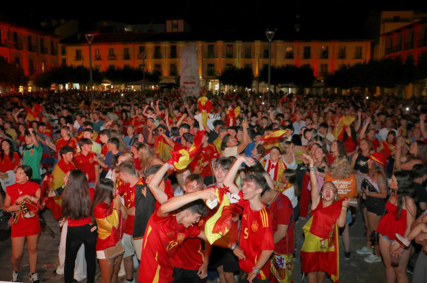 Así se celebró en la Plaza Mayor de Palencia el triunfo de España en la Eurocopa