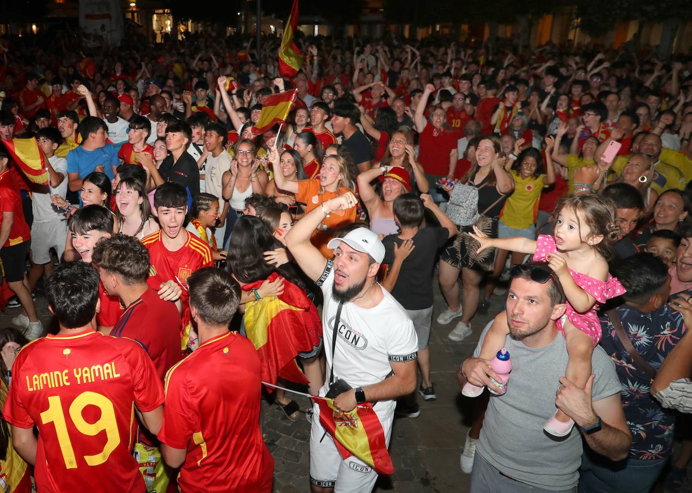 Así se celebró en la Plaza Mayor de Palencia el triunfo de España en la Eurocopa