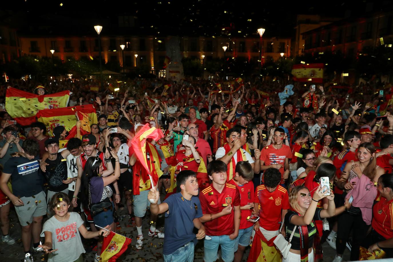 Así se celebró en la Plaza Mayor de Palencia el triunfo de España en la Eurocopa