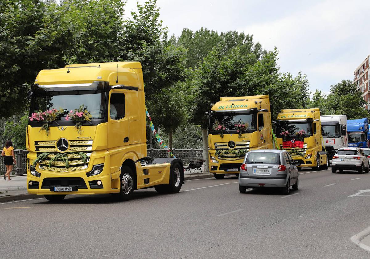 Los camioneros palentinos celebran San Cristóbal por las calles de la capital, este sábado.