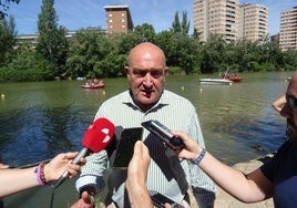 Jesús Julio Carnero atiende a los medios antes de la procesión fluvial de la Virgen del Carmen.