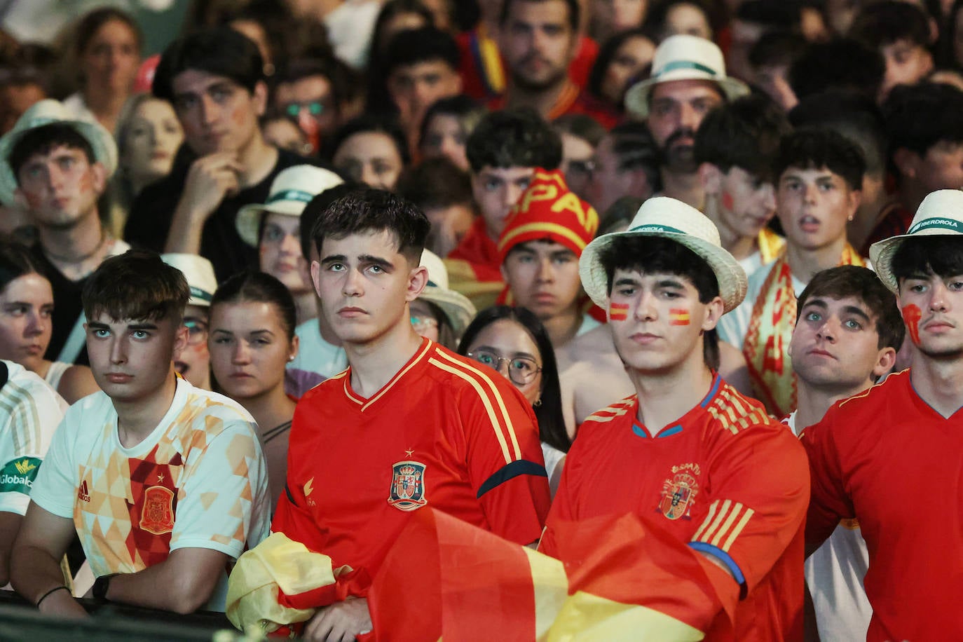 Las imágenes del espectacular ambiente en Recoletos para ver la final de la Eurocopa