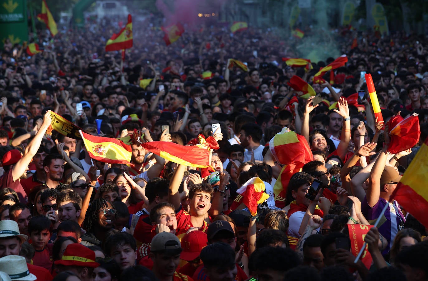 Las imágenes del espectacular ambiente en Recoletos para ver la final de la Eurocopa