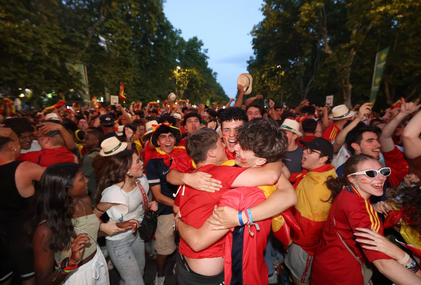 Las imágenes del espectacular ambiente en Recoletos para ver la final de la Eurocopa