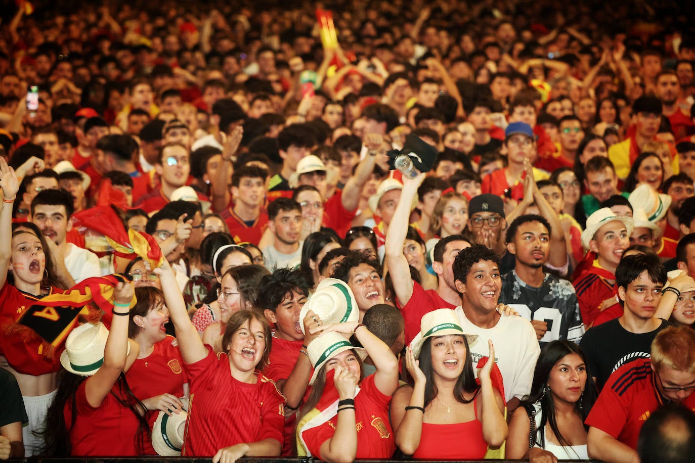 Las imágenes del espectacular ambiente en Recoletos para ver la final de la Eurocopa