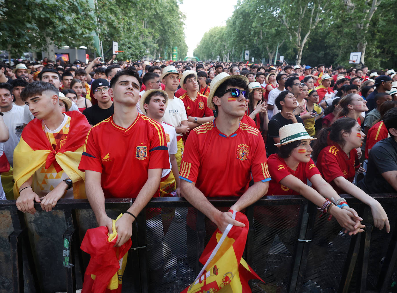 Las imágenes del espectacular ambiente en Recoletos para ver la final de la Eurocopa