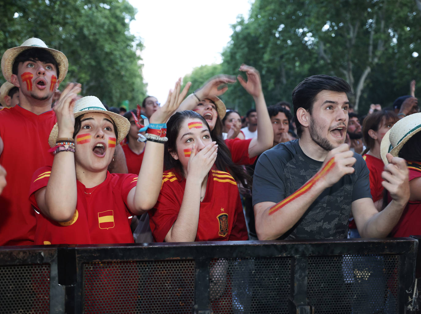 Las imágenes del espectacular ambiente en Recoletos para ver la final de la Eurocopa