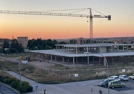 Una grúa instalada para reanudar las obras del centro de salud de Nueva Segovia.