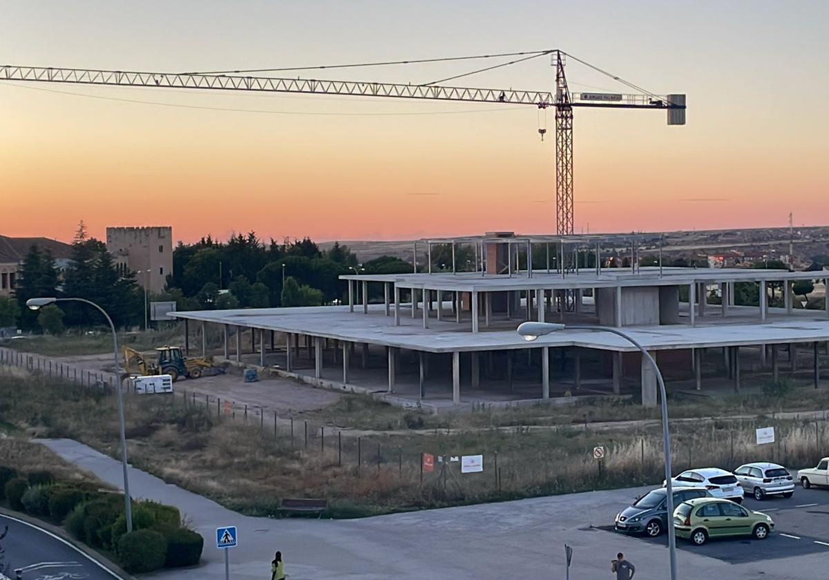 Una grúa instalada para reanudar las obras del centro de salud de Nueva Segovia.