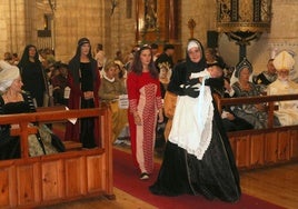 Juana I de Castilla en la iglesia de Santa Eulalia con Catalina de Austria, este sábado en la representación histórica.