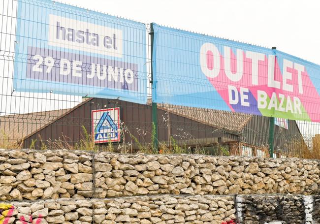 Cartel con la fecha del cierre del 'outlet' de Aldi en Parquesol.