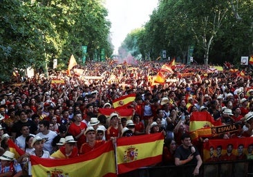 Las imágenes del espectacular ambiente en Recoletos para ver la final de la Eurocopa