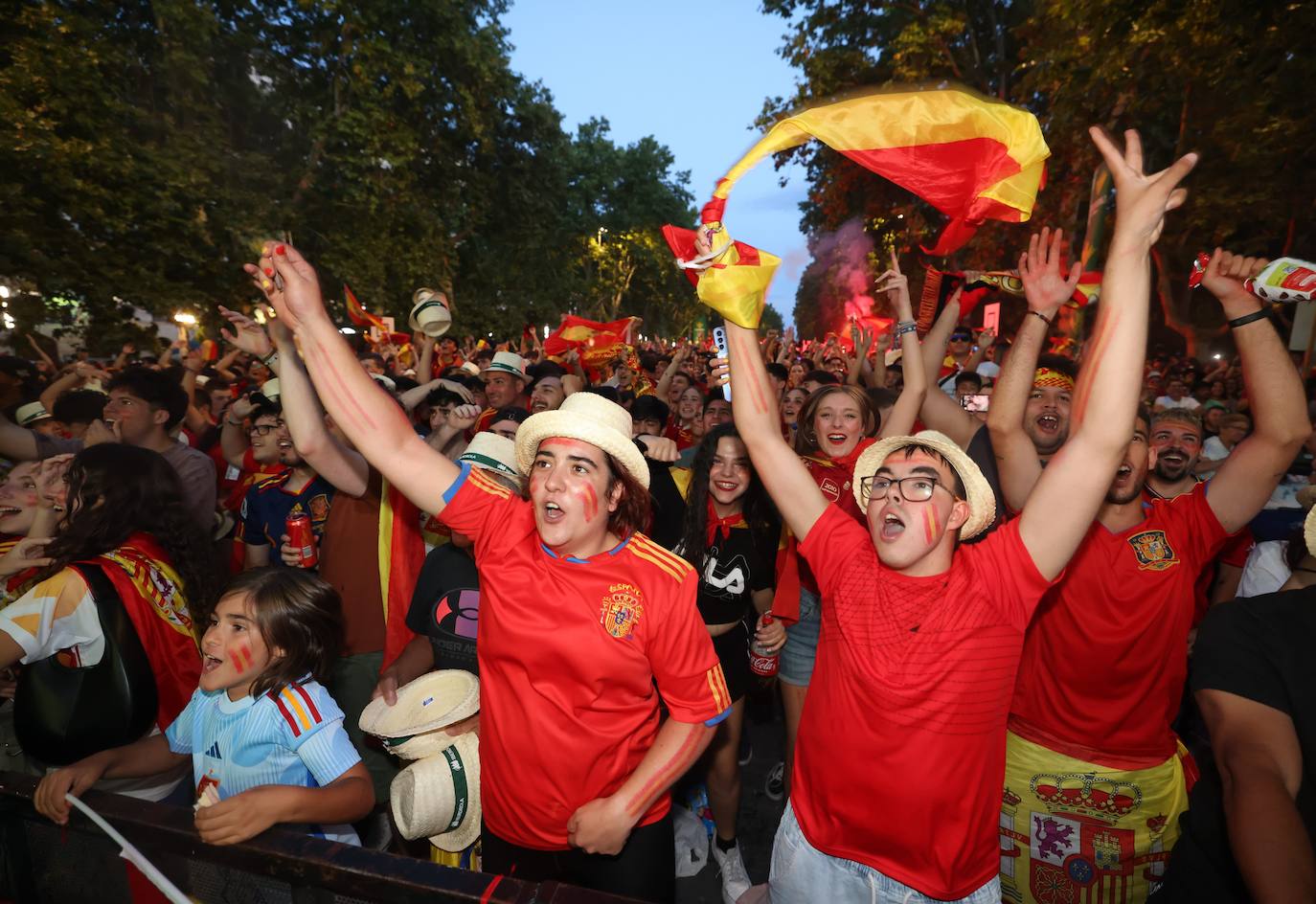 Las imágenes del espectacular ambiente en Recoletos para ver la final de la Eurocopa