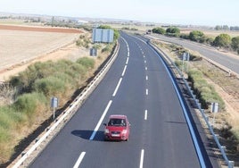 Un coche circula por una autovía en Salamanca