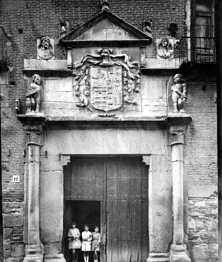 Imagen secundaria 2 - Arriba, fotografía antigua de la iglesia de Santiago el Real, en Medina del Campo, donde permanecieron los restos de Ensenada hasta 1943. Abajo, grabado del famoso Motín de Esquilache y portada del Palacio de los Dueñas, donde residió el marqués hasta su muerte en 1781.