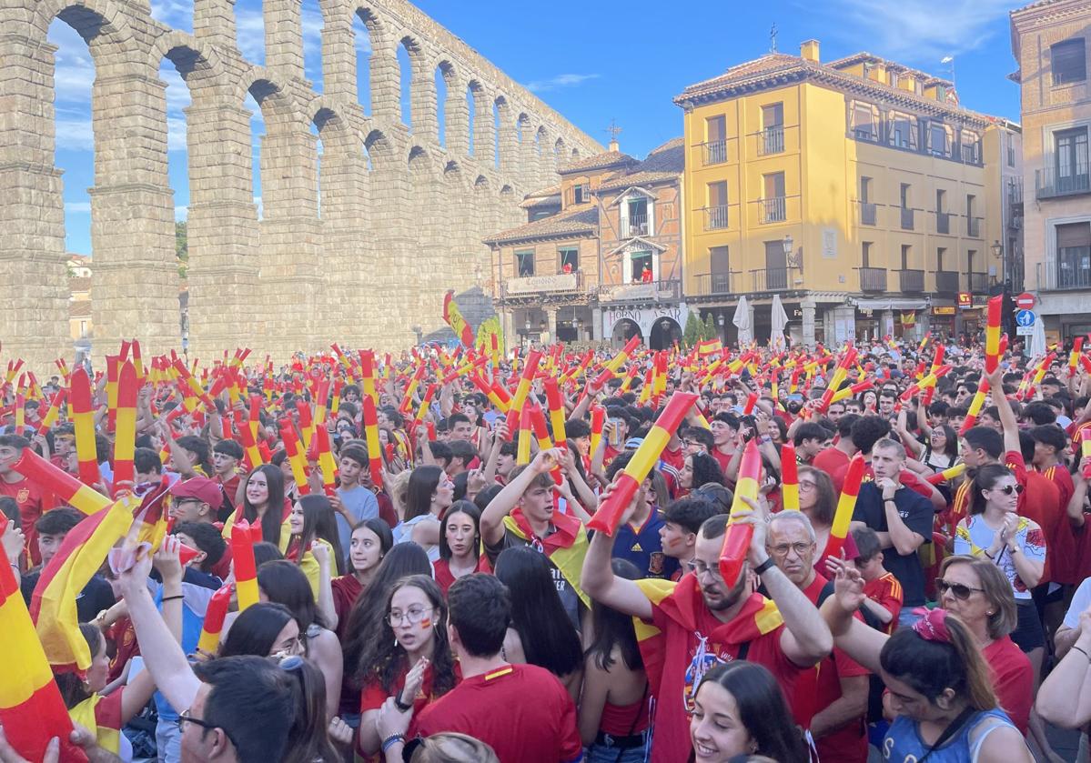 Cientos de personas, en la plaza del Azoguejo, a minutos de empezar la final de la Eurocopa.