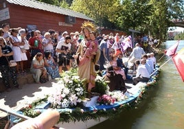 La chalana con la imagen de la Virgen del Carmen parte al inicio de la procesión fluvial.