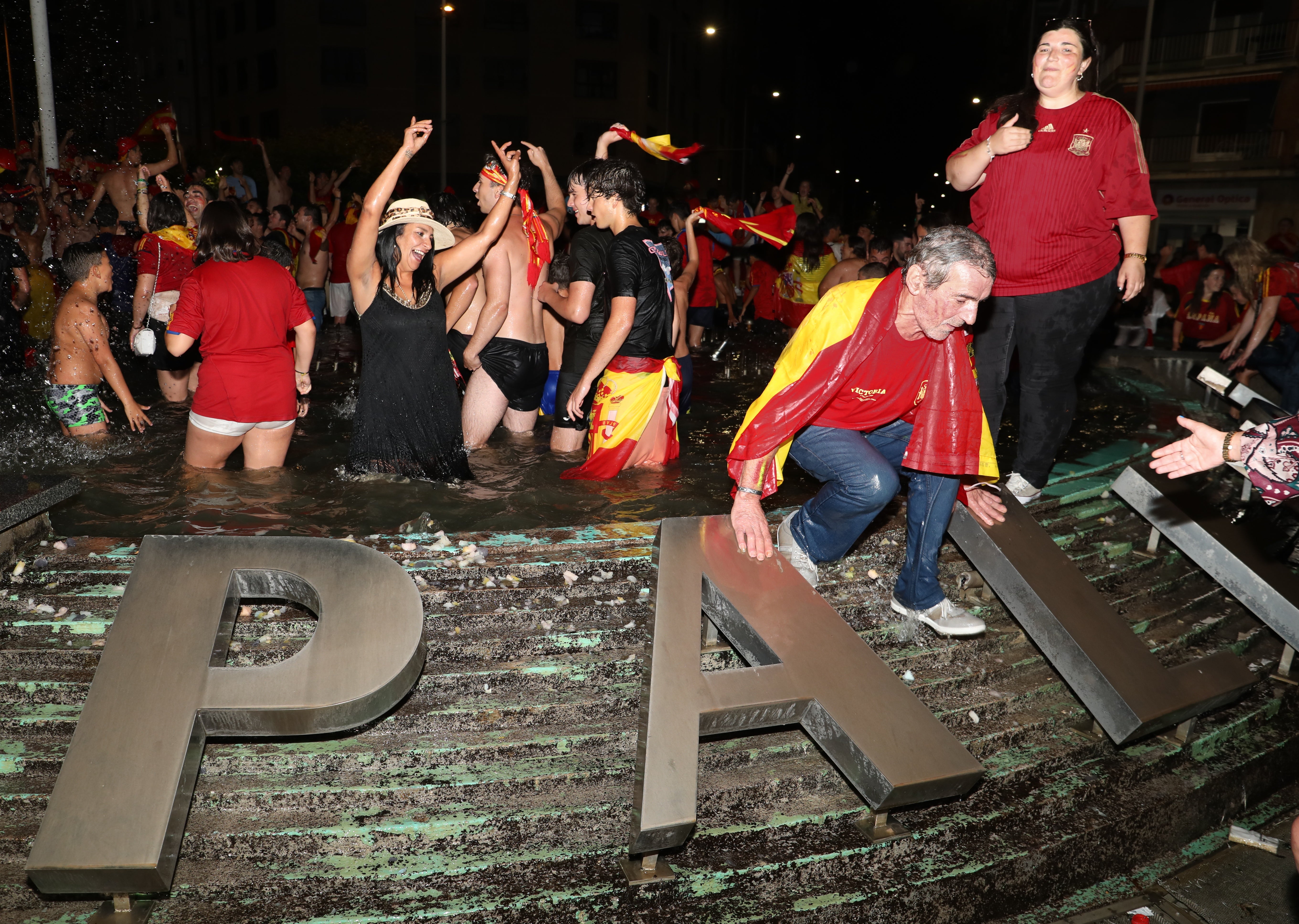 Palencia se baña en la fuente de la plaza de España para celebrar la Eurocopa