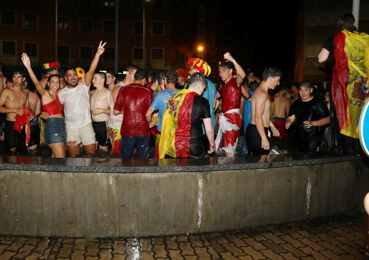 Palencia se baña en la fuente de la plaza de España para celebrar la Eurocopa