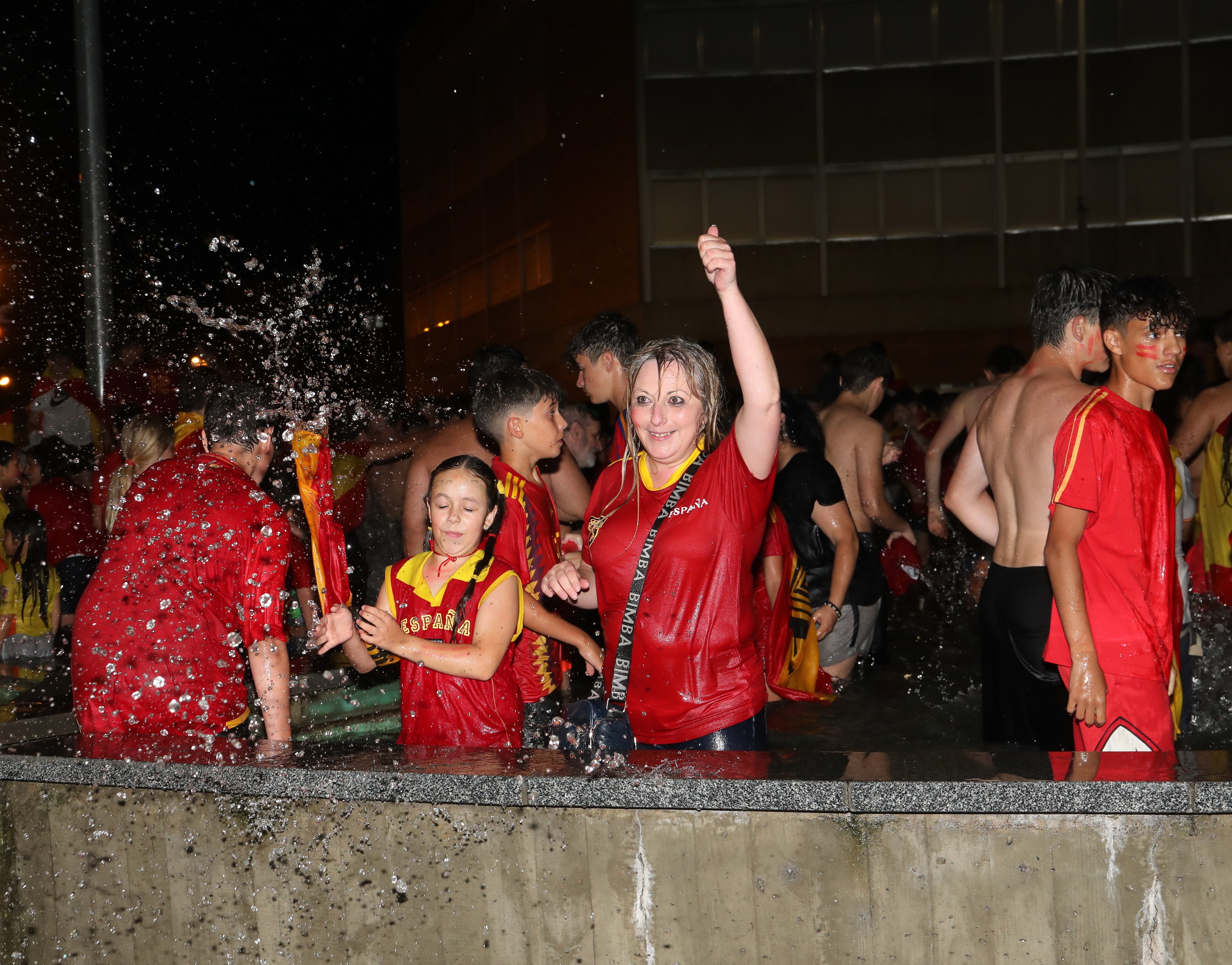 Palencia se baña en la fuente de la plaza de España para celebrar la Eurocopa