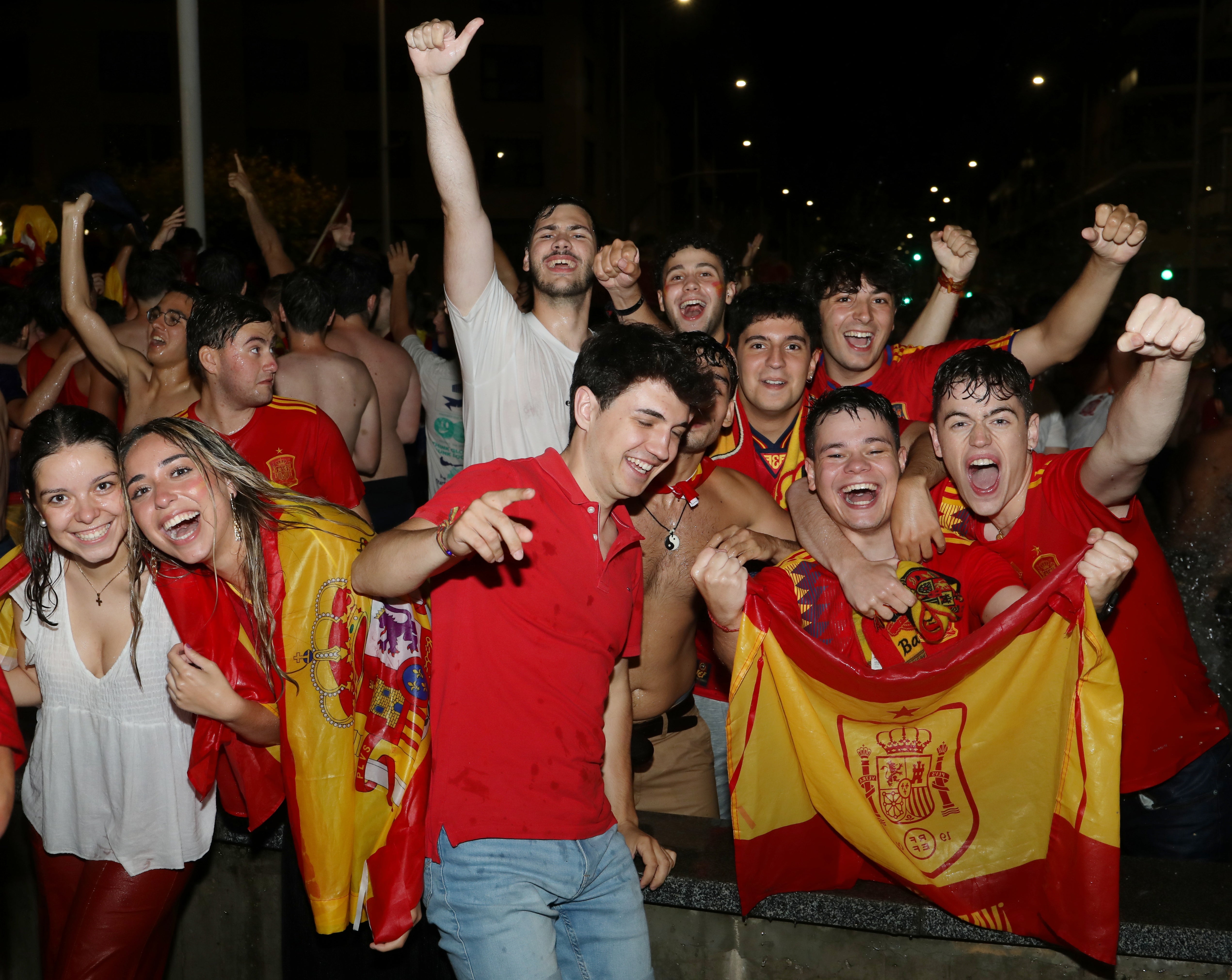 Palencia se baña en la fuente de la plaza de España para celebrar la Eurocopa