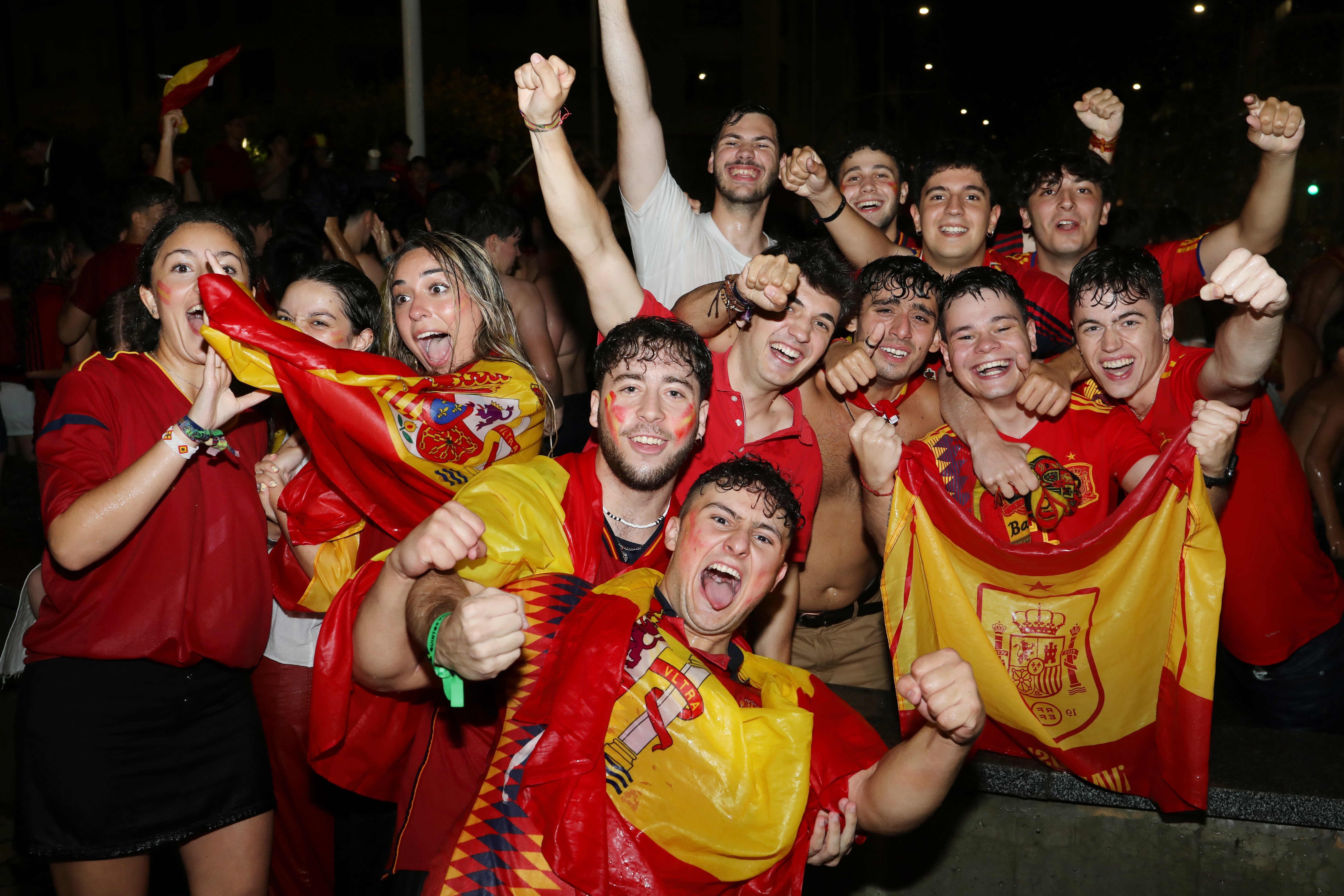 Palencia se baña en la fuente de la plaza de España para celebrar la Eurocopa