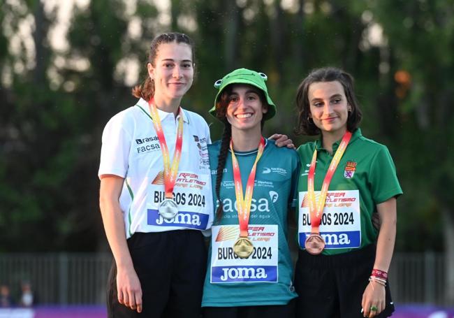 Claudia Corral en el podio de 3.000 obstáculos.