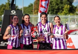 El equipo de 3G RVB 3x3 Femenino posando con sus trofeos.