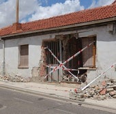 Choca con un vehículo estacionado y con una vivienda y da positivo en alcoholemia