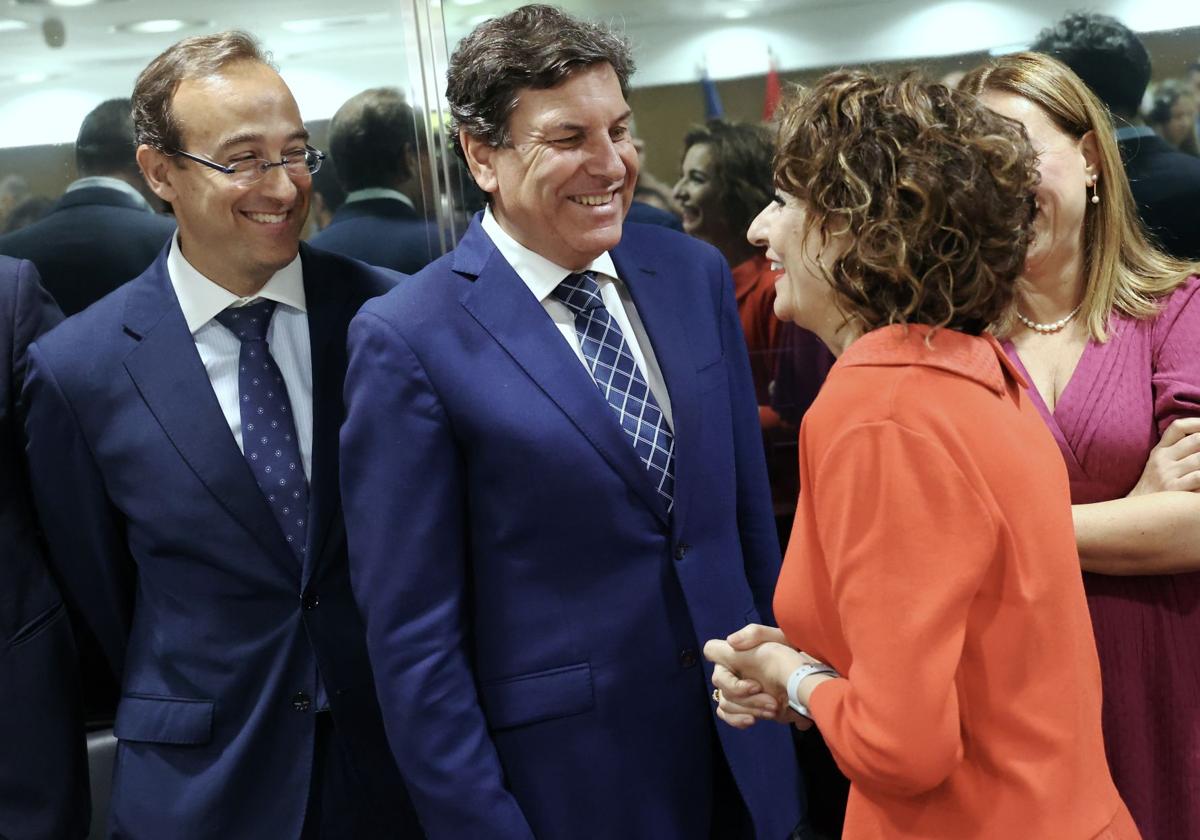 Carlos Fernández Carriedo, acompañado de su secretario general, José Ángel Amo, y su directora general de Financiación Autonómica, Heidi Millán, charla con la ministra de Hacienda, Maria Jesús Montero.