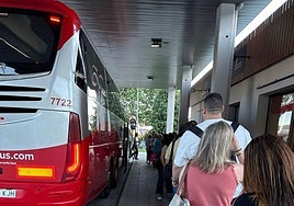 Cola de usuarios en la estación de El Espinar para coger el autobús a Madrid.